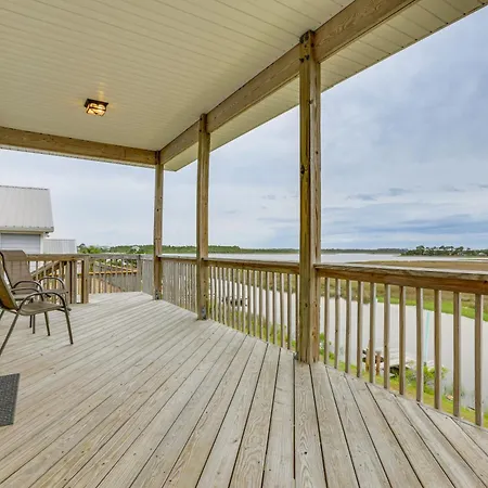 Family-Friendly Waterfront Oasis 7 Miles To Beach